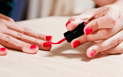 Nageltrend 2023: Cherry Jello Nails im Sommer