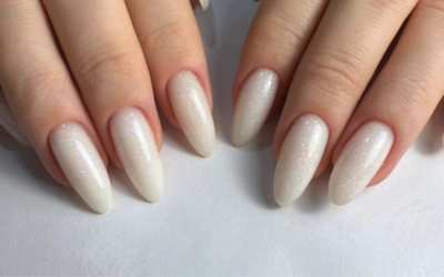 Milky Gold Nails: Der Nageltrend 2025 für luxuriöse Nägel